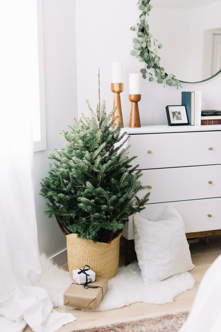 Modern Minimal Holiday Home Tour - Kristina Lynne